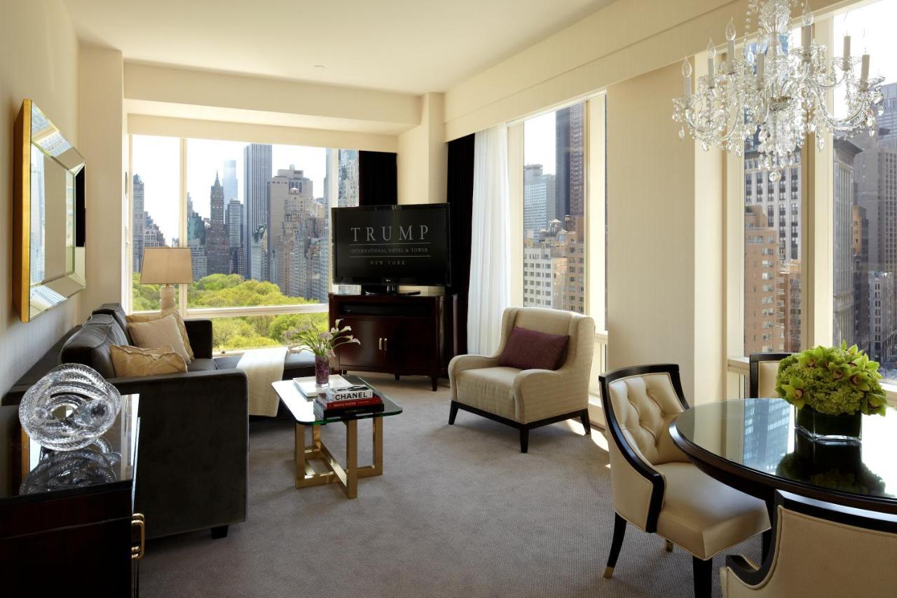 Trump International Νέα Υόρκη Εξωτερικό φωτογραφία A living room at Trump International Hotel and Tower
