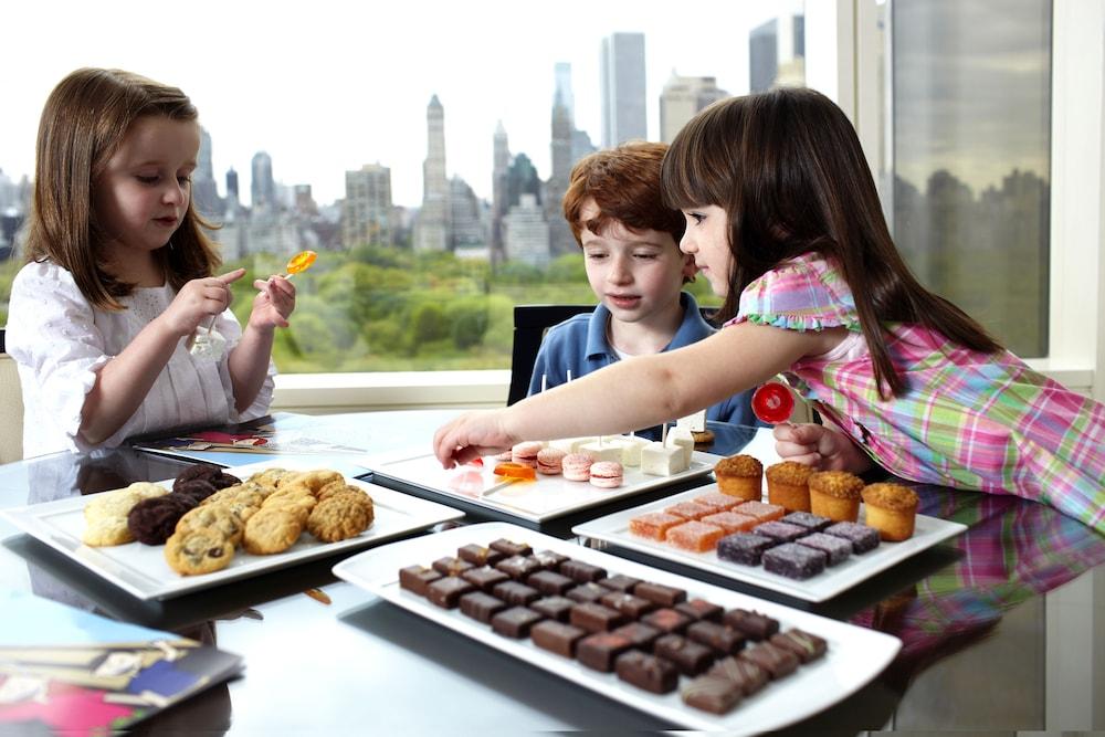 Trump International Νέα Υόρκη Εξωτερικό φωτογραφία Children eating sweets
