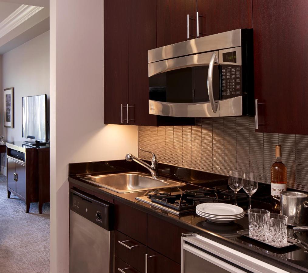 Trump International Νέα Υόρκη Εξωτερικό φωτογραφία A microwave oven in a home kitchen