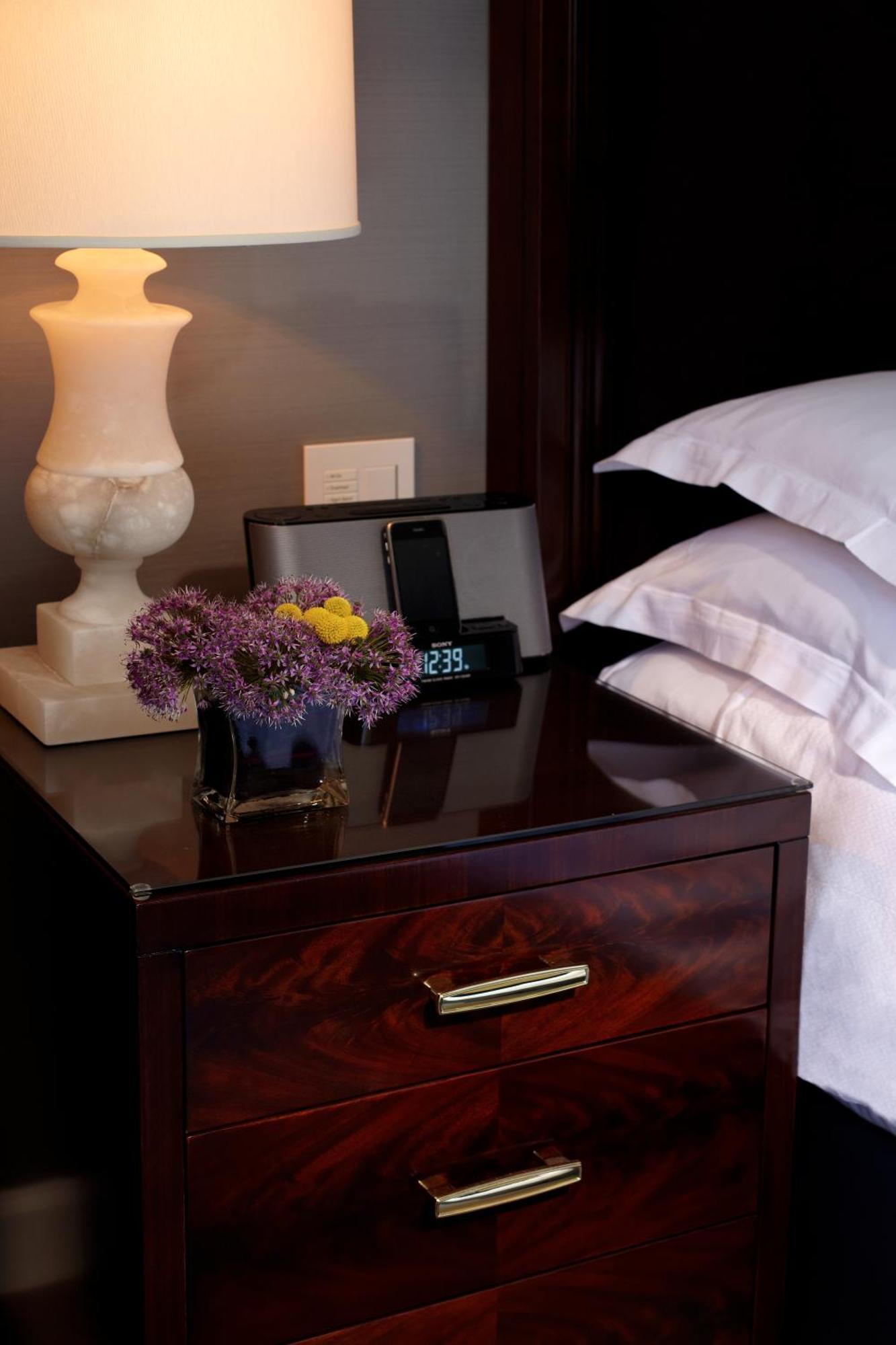 Trump International Νέα Υόρκη Εξωτερικό φωτογραφία The 2010s saw the rise of the "hotel-like" bedroom, with a range of products designed to make the bedroom feel like a hotel room.