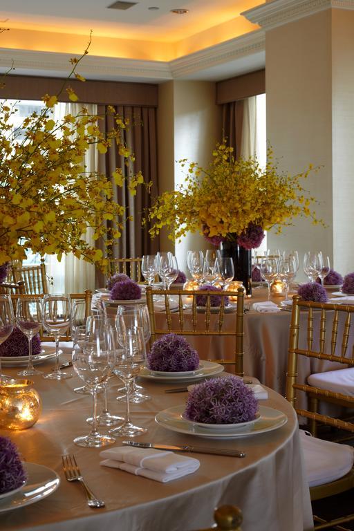 Trump International Νέα Υόρκη Εξωτερικό φωτογραφία A table set for a formal dinner