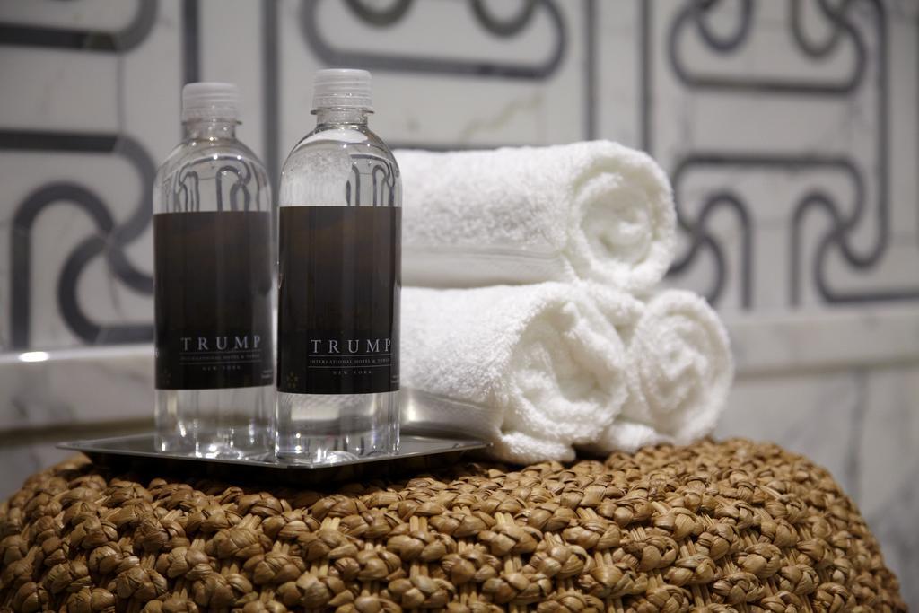 Trump International Νέα Υόρκη Εξωτερικό φωτογραφία Bottled water at Trump International Hotel and Tower, Washington, D.C.