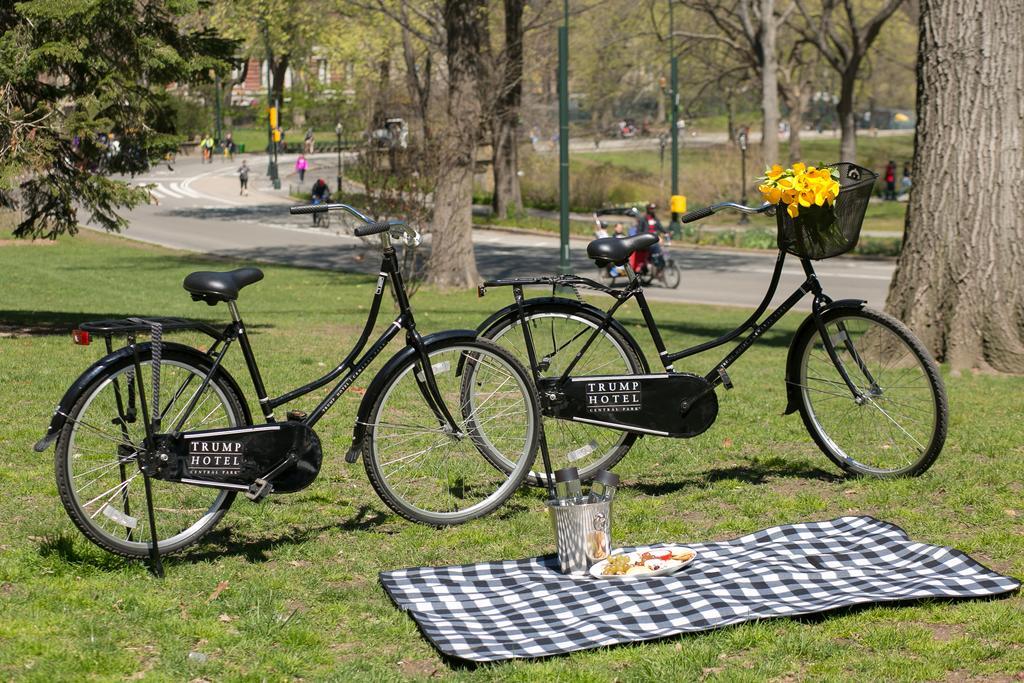 Trump International Νέα Υόρκη Εξωτερικό φωτογραφία A tandem bicycle